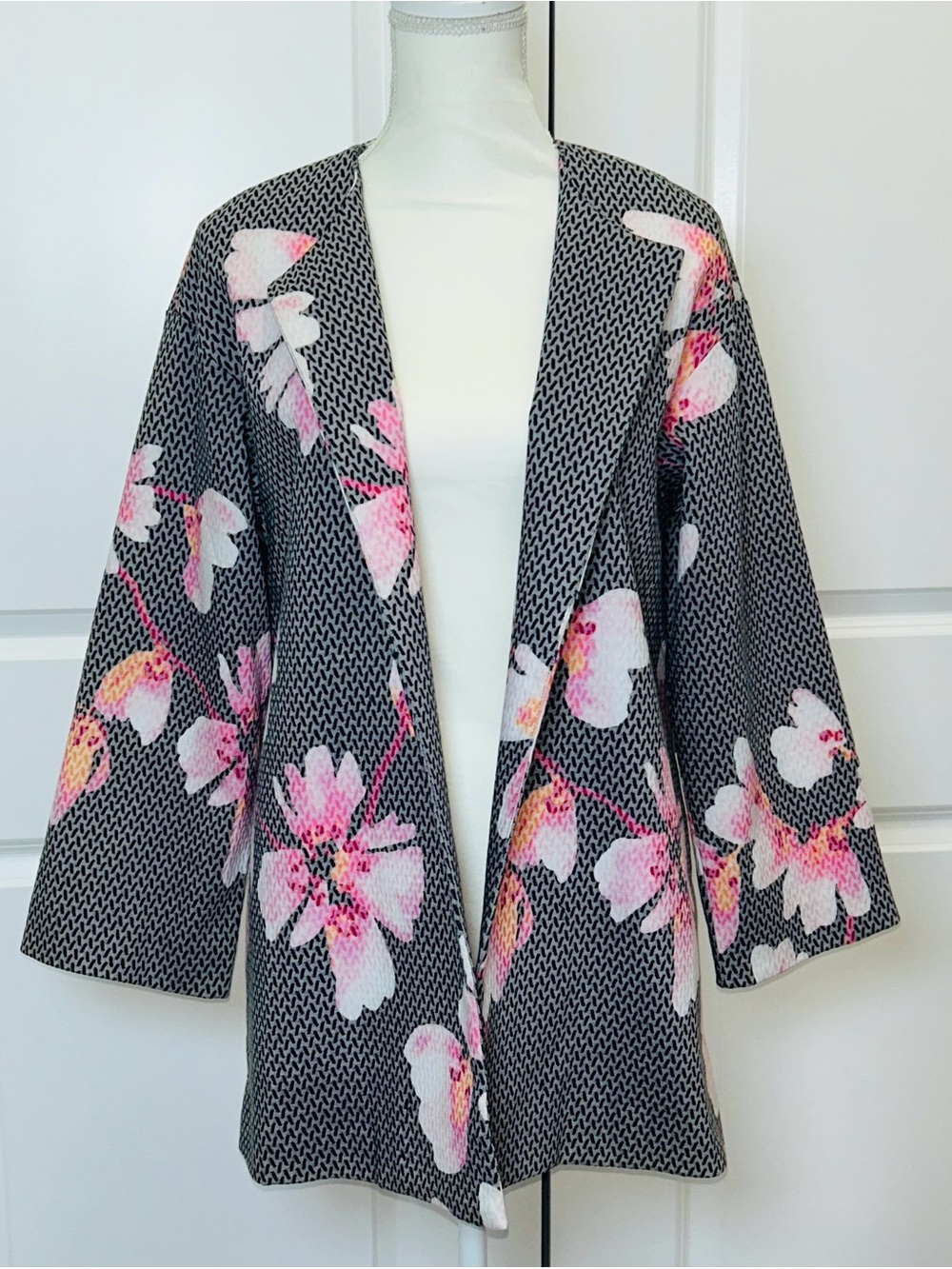 LNWOT Natori Unique Open Front Kimono Style Jacket Coat Size Small- STUNNING!
